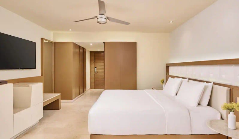 CANIF-P0582-Oceanfront-Lighthouse-Suite.16x9