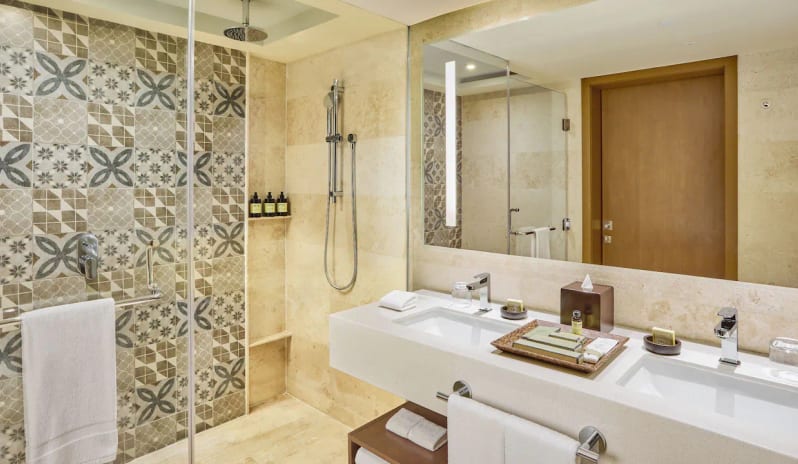 CANIF-P0583-Oceanfront-Lighthouse-Suite-Bathroom.16x9