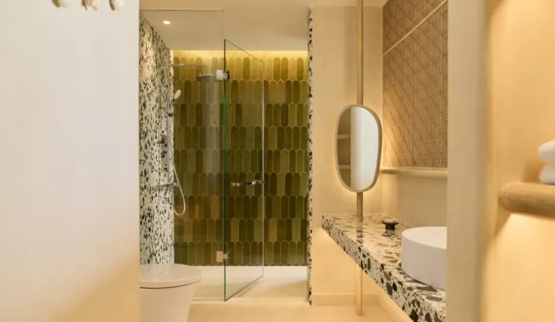 01-cmlm-mirage-panoramic-room-bathroom.jpg