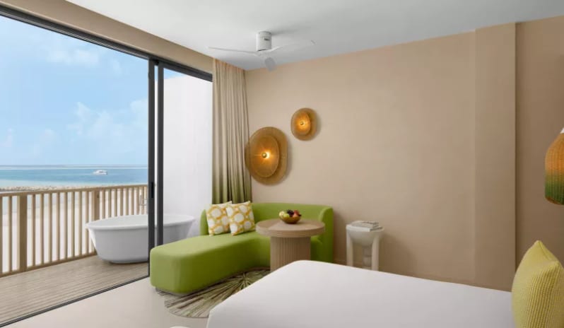 02-cmlm-panoramic-lagoon-room-with-open-air-bath-05_0.jpg