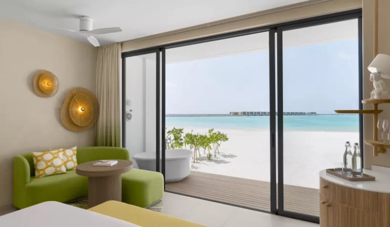 04-cmlm-beachfront-room-with-open-air-bath-07.jpg