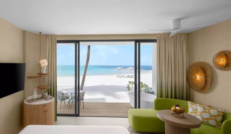 04-cmlm-beachfront-room-with-open-air-bath-09.jpg