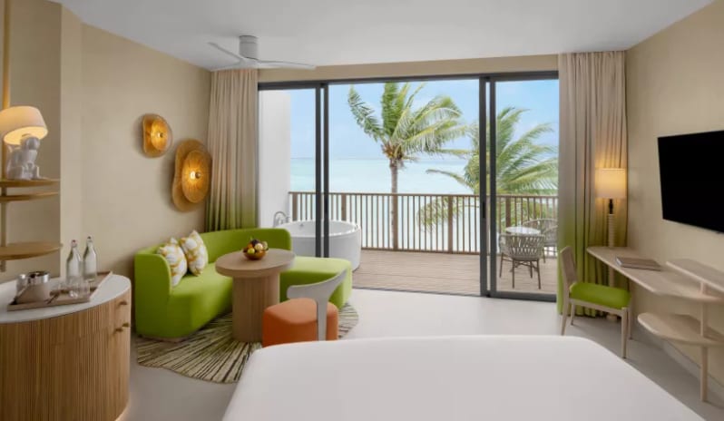 05-cmlm-mirage-panoramic-room-with-jacuzzi-01.jpg