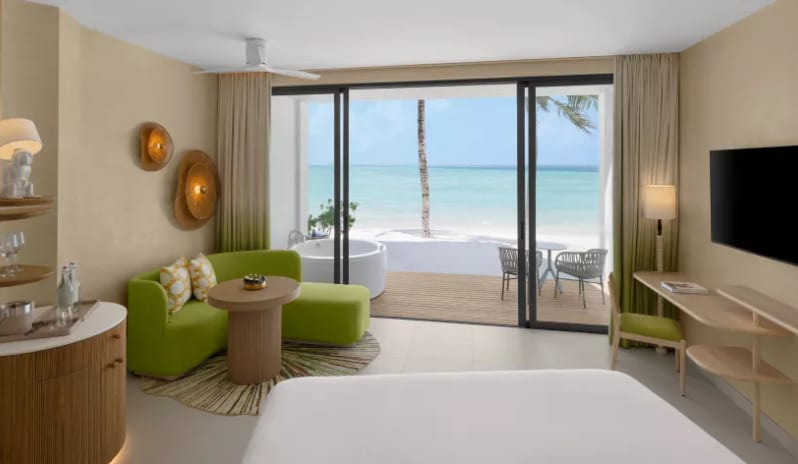 06-cmlm-mirage-beachfront-room-with-jacuzzi-01_0.jpg