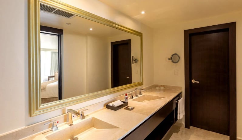 Moon Palace Nizuc - Superior Governor Suite_bath-mirror