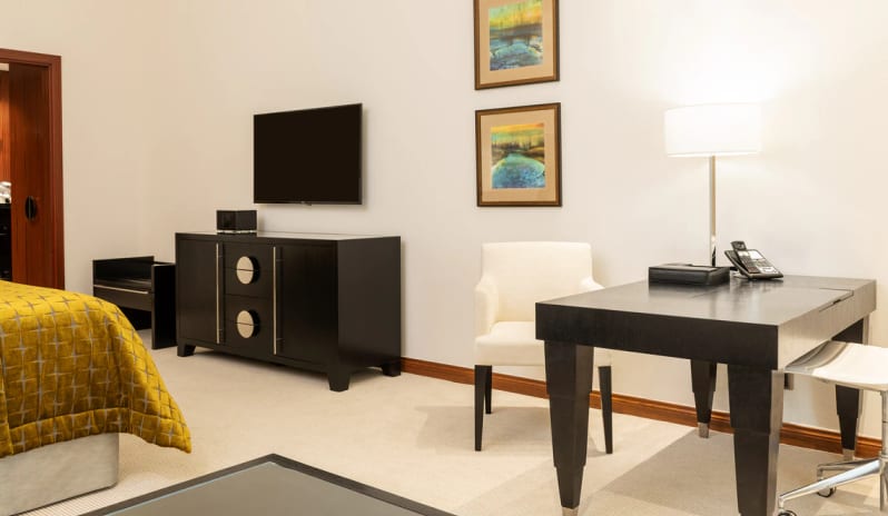 grosvenor-house-premier_room_guestroom-workdesk