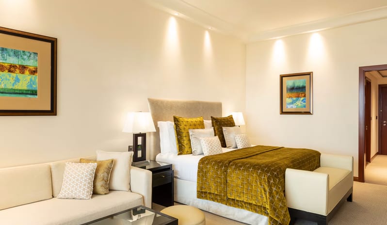 grosvenor-house-premier_room_guestroom