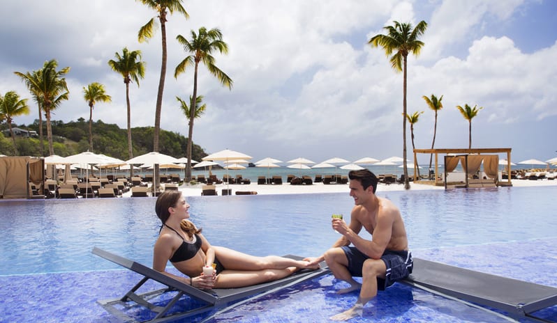 royalton-saint-lucia-chil-swim-up-bar