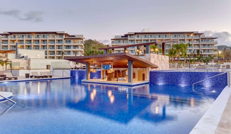 royalton-saint-lucia-dips-swim-up-bar