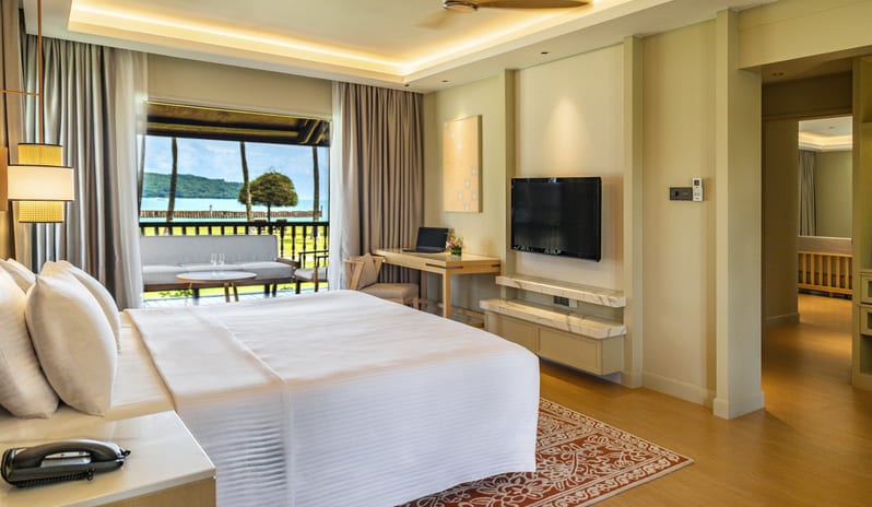 asia-holidays-malaysia-langkawi-pelangi-beach-resort-spa-langkawi-pelangi-suite-bedroom