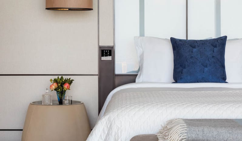 middle-east-holidays-dubai-one-only-royal-mirage-residence-spa-hotel - grand-za’abeel-room-double-queen-bedside