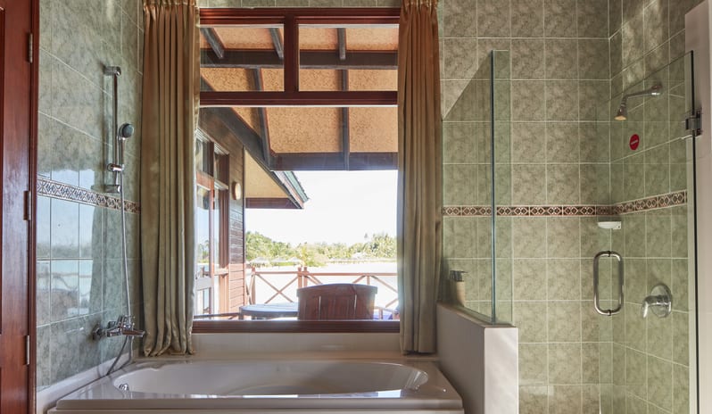 indian-ocean-holidays-maldives-sun-siyam-olhuveli-water-villa-bathroom