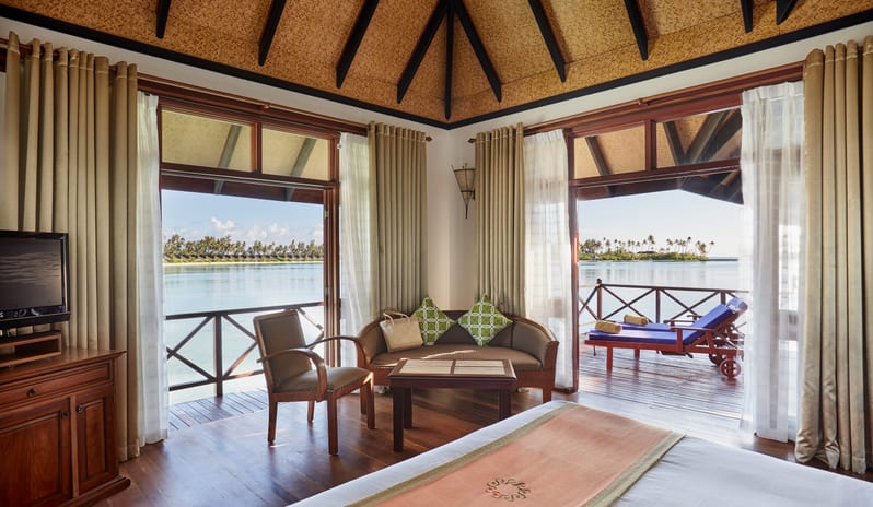indian-ocean-holidays-maldives-sun-siyam-olhuveli-water-villa-bedroom