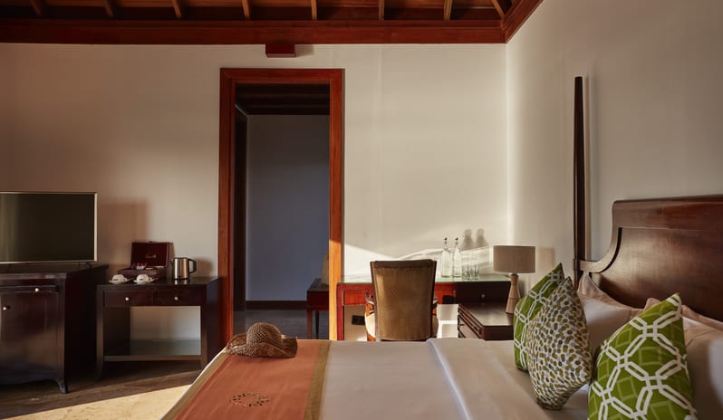 indian-ocean-holidays-maldives-sun-siyam-olhuveli-deluxe- water-villa-bedroom