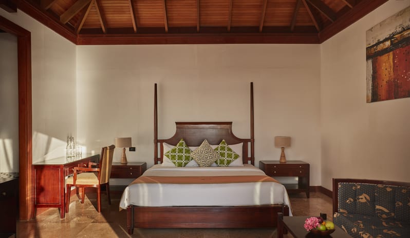 indian-ocean-holidays-maldives-sun-siyam-olhuveli-deluxe- water-villa-bedroom