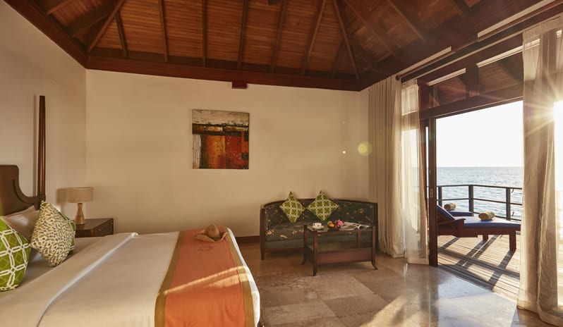 indian-ocean-holidays-maldives-sun-siyam-olhuveli-deluxe- water-villa-bedroom