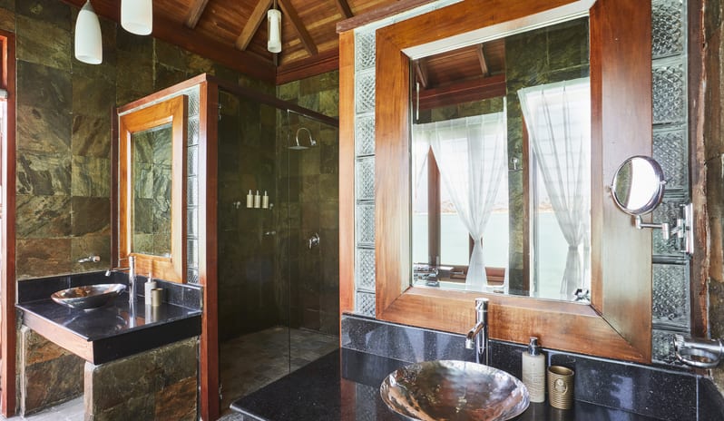 indian-ocean-holidays-maldives-sun-siyam-olhuveli-deluxe- water-villa-bathroom