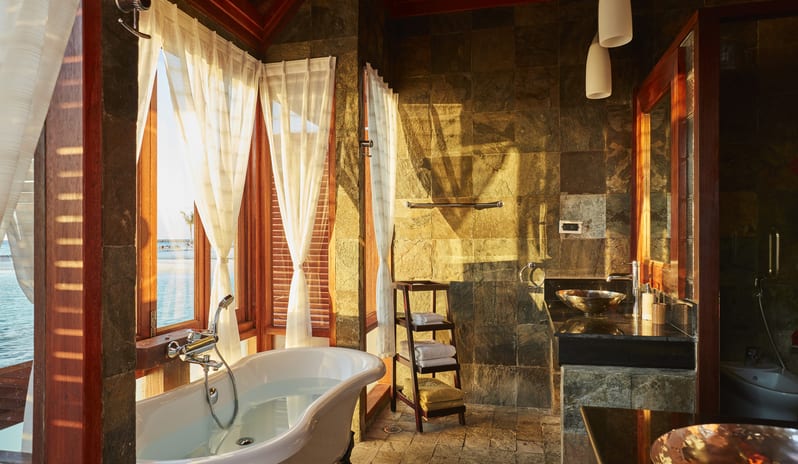 indian-ocean-holidays-maldives-sun-siyam-olhuveli-deluxe- water-villa-bathroom
