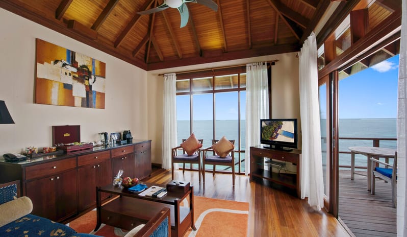 indian-ocean-holidays-maldives-sun-siyam-olhuveli-prestige- jacuzzi-water-villa