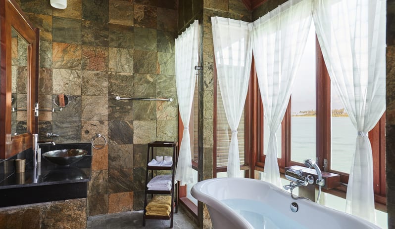 indian-ocean-holidays-maldives-sun-siyam-olhuveli-prestige- jacuzzi-water-villa-bathroom