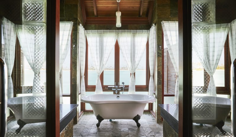 indian-ocean-holidays-maldives-sun-siyam-olhuveli-prestige- jacuzzi-water-villa-bathroom