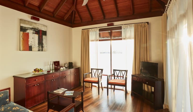 indian-ocean-holidays-maldives-sun-siyam-olhuveli-prestige- jacuzzi-water-villa