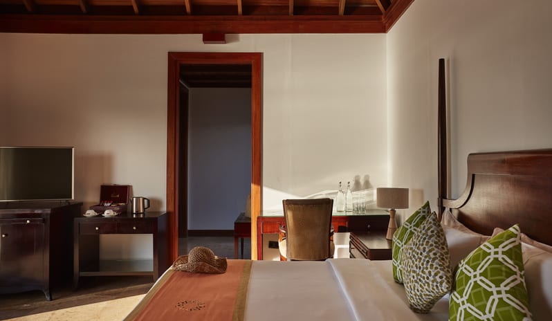 indian-ocean-holidays-maldives-sun-siyam-olhuveli-prestige- jacuzzi-water-villa-sunset