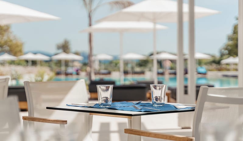 europe-holidays-greece-rhodes-gennadi-grand-resort-wet- pool-bar