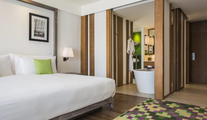 thailand-holidays-phuket-the-nai-harn-phuket-deluxe-ocean- view-room-bathroom