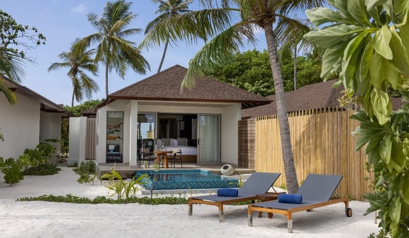 indian-ocean-holidays-maldives-avani-fares-maldives-resort-beach-pool-villa