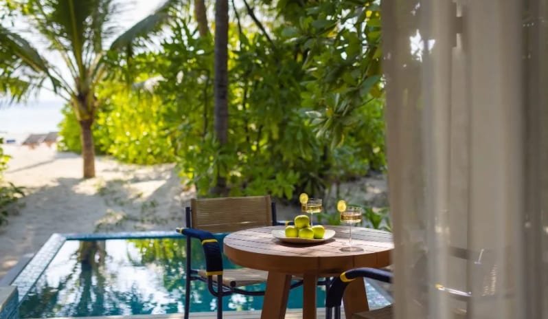 indian-ocean-holidays-maldives-avani-fares-maldives-resort-beach-pool-villa