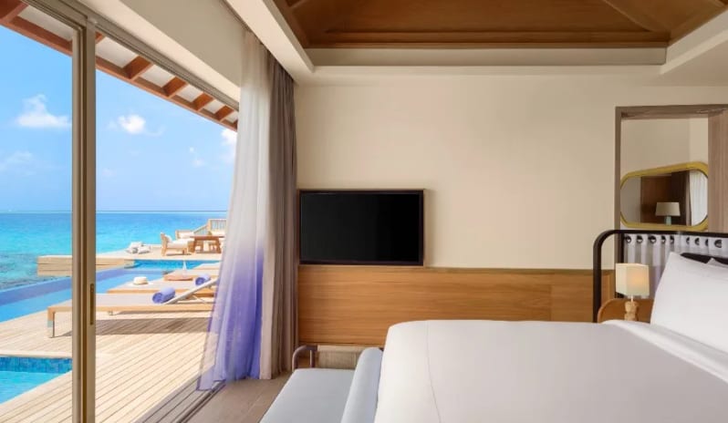indian-ocean-holidays-maldives-avani-fares-maldives-resort-three-bedroom-sunset-overwater-pool-residence-master-bedroom