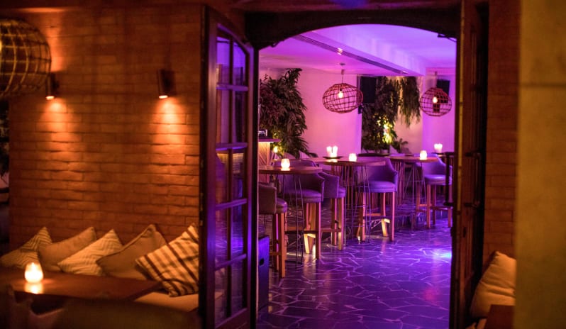 europe-holidays-greece-costa-navarino-the-romanos-a-luxury-collection-resort-costa-navarino-branco-tiki-bar