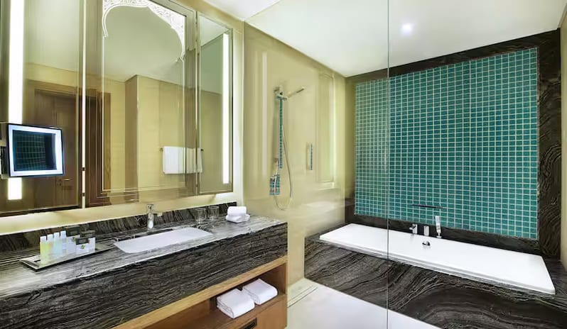 middle-east-holidays-ras-al-khaimah-doubletree-by-hilton-resort-spa-marjan-island-hotel-family-bay-club-room-bathroom