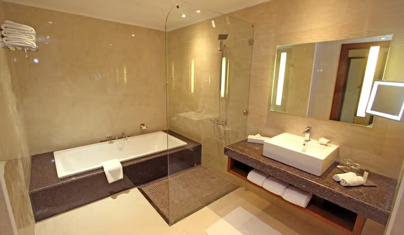 middle-east-holidays-ras-al-khaimah-doubletree-by-hilton-resort-spa-marjan-island-hotel-deluxe-room-garden-access-bathroom