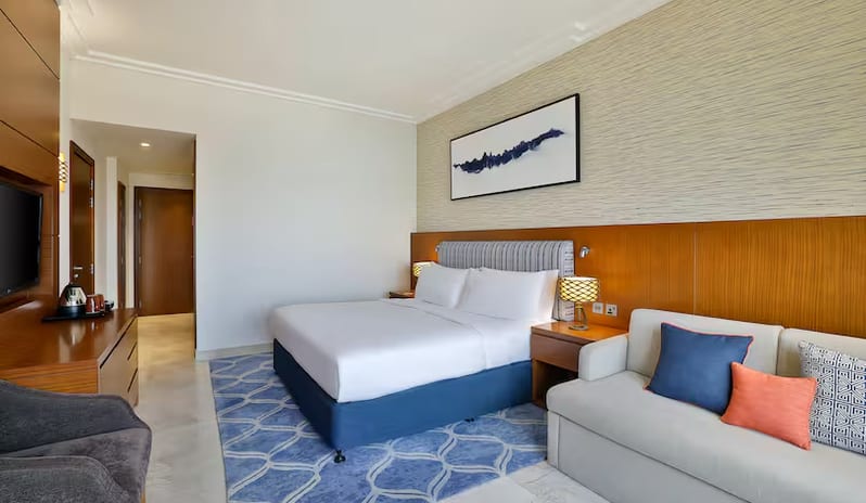 middle-east-holidays-ras-al-khaimah-doubletree-by-hilton-resort-spa-marjan-island-hotel-guest-room-island-view-bed