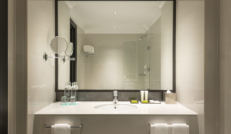 middle-east-holidays-dubai-le-meridien-mina-seyahi-beach-resort-waterpark-hotel-deluxe-sea-view-room