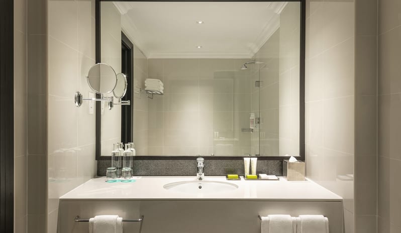 middle-east-holidays-dubai-le-meridien-mina-seyahi-beach-resort-waterpark-hotel-club-sea-view-room