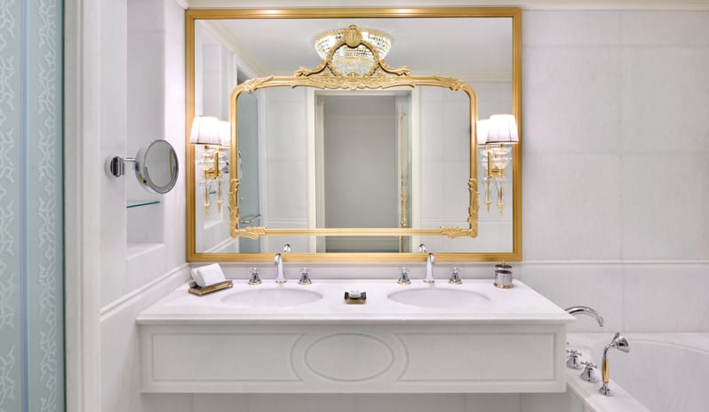 middle-east-holidays-dubai-raffles-the-palm-dubai-deluxe- room-bathroom