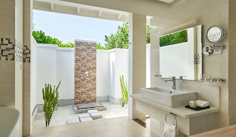 indian-ocean-holidays-maldives-siyam-world-maldives-beach- suite-with-pool-bathroom