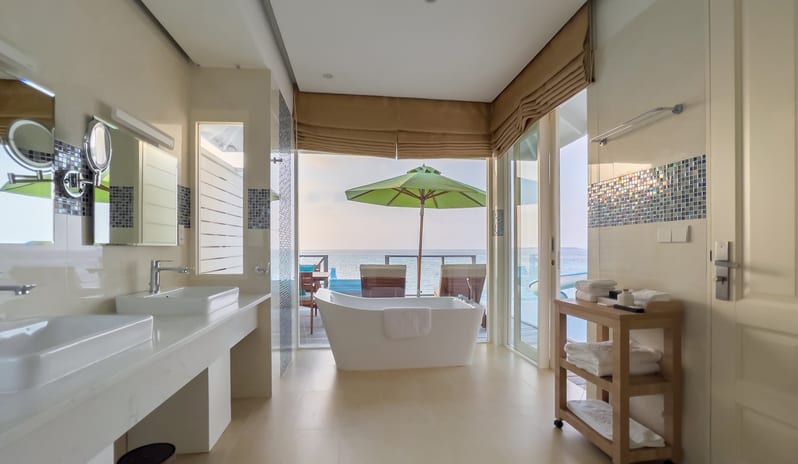 indian-ocean-holidays-maldives-siyam-world-maldives-ocean- villa-with-pool-and-slide-bathroom