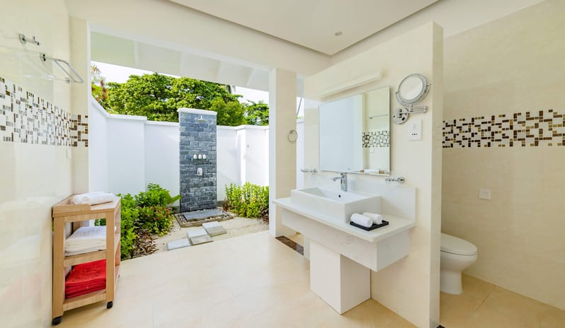 indian-ocean-holidays-maldives-siyam-world-maldives-pool -beach-villa-bathroom