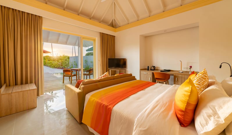 indian-ocean-holidays-maldives-siyam-world-maldives-sunset-pool-beach-villa-bedroom