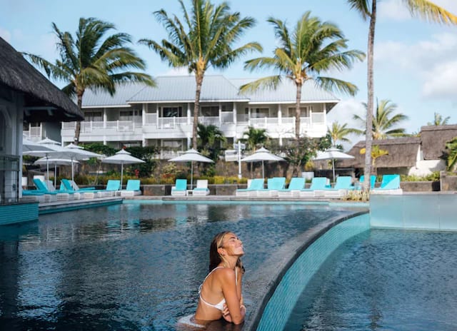 Indian-ocean-holidays-mauritius-radisson-blu-azuri-resort-spa-hotel-cyan-pool-bar