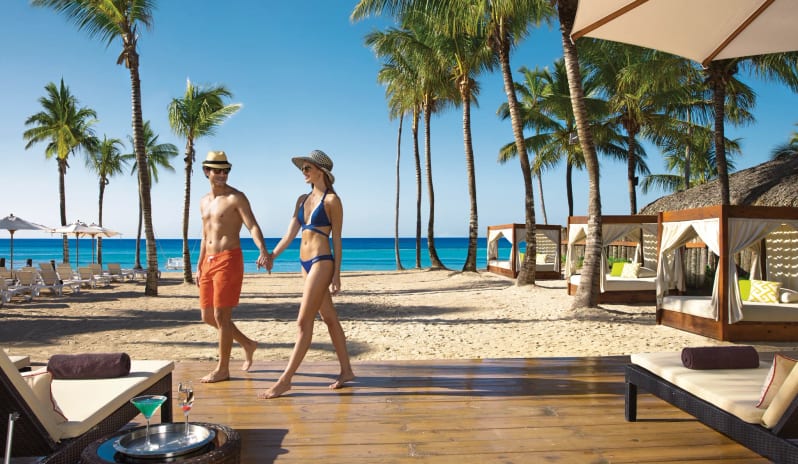caribbean-holidays-dominican-republic-dreams-la-romana-resort-spa-preferred-club-beach-bar