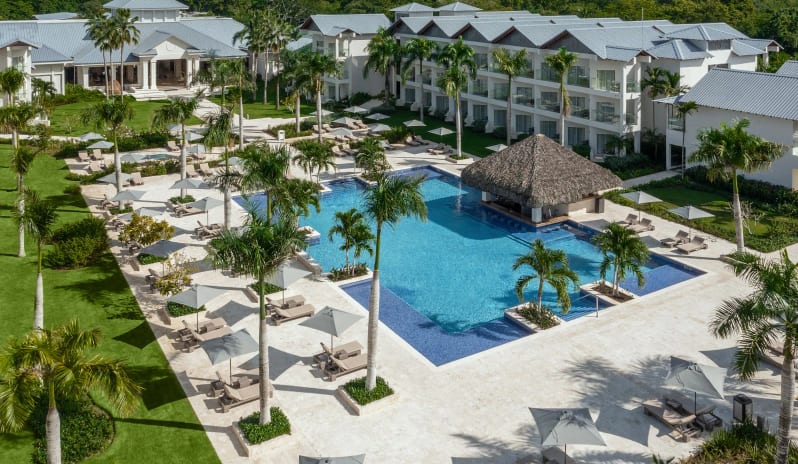caribbean-holidays-dominican-republic-secrets-la-romana-resort-spa-blue-swim-up- bar