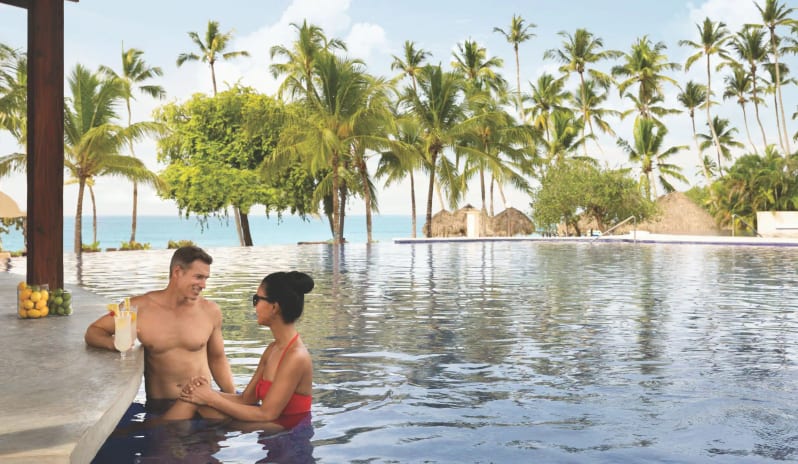 caribbean-holidays-dominican-republic-secrets-la-romana-resort-spa-soleil-swim-up- bar
