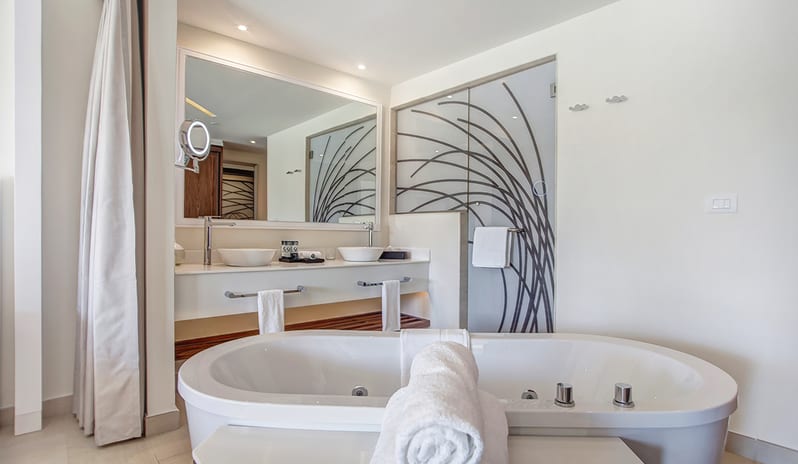 caribbean-holidays-st-lucia-hideaway-at-royalton-saint-lucia-junior-suite-butler- service-swim-out