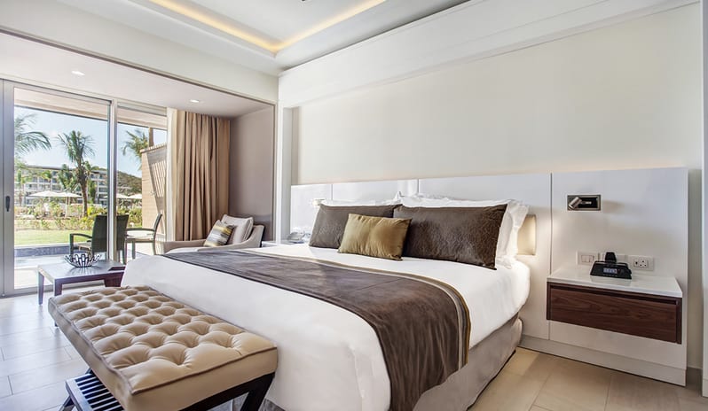 caribbean-holidays-st-lucia-hideaway-at-royalton-saint-lucia-junior-suite-butler- service-swim-out