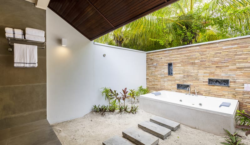 Lily Beach Resort & Spa - Rooms - Beach Villa outdoor bath